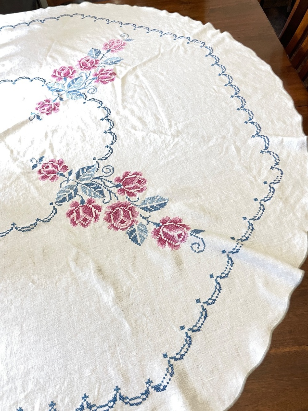 Vintage 64" Round Hand Embroidered Roses Linen Tablecloth Pink Blue - Picture 6 of 16